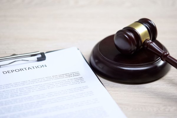 Türkiye'den Sınır Dışı (Deport) Kararı: Nedenleri, Süreci ve İdari Gözetim